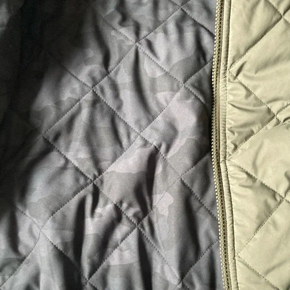 Vuori bomber jacket. Size small. Olive Green Quilted and no longer made - Picture 7 of 9